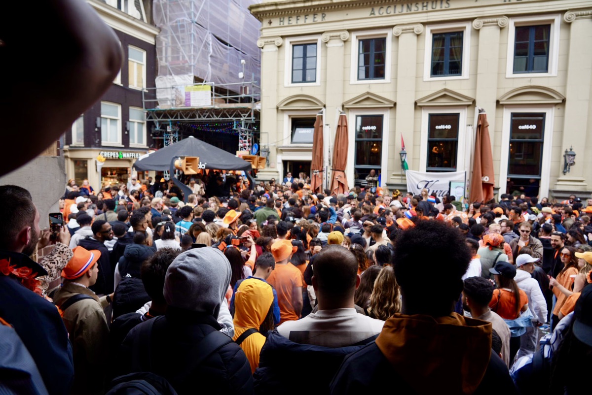 Duizenden feestvierders in het oranje tijdens Koningsdag op het Leidseplein